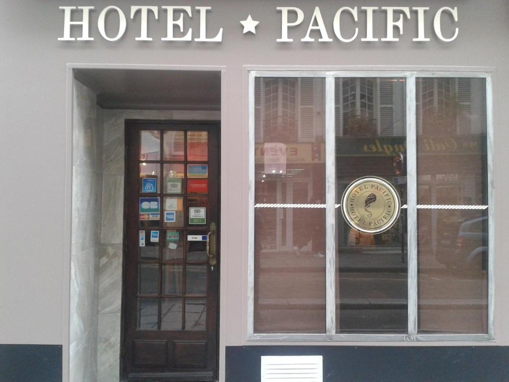 巴黎太平洋酒店 的酒店宁静的建筑,窗户上有一个钟