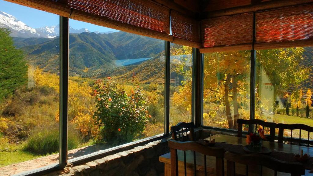波特雷里约斯El Mirador Casas de Montaña的客房设有大窗户,享有山景。