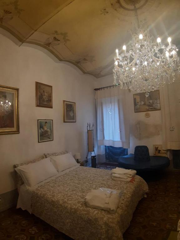 阿雷佐Vasari Home的一间卧室配有一张床和一个吊灯