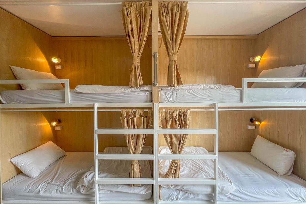 清迈普太的旅舍的船上的三张双层床