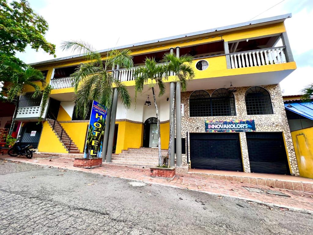 亨达Hotel Boutique Mirador Las Palmas的一座棕榈树的黄色建筑