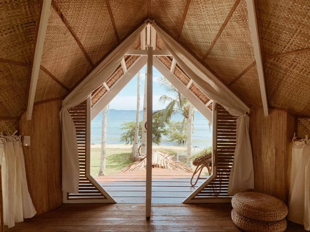 卢纳将军城Punta Punta Surf Retreat的客房设有海景大窗户。