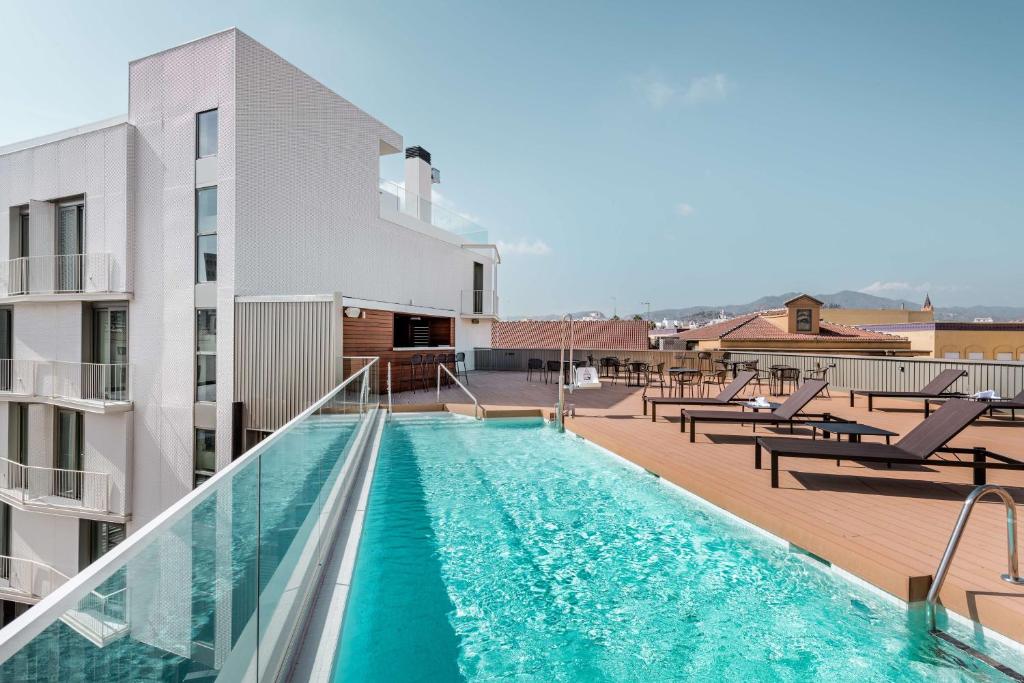 马拉加NH马拉加酒店的建筑物屋顶上的游泳池