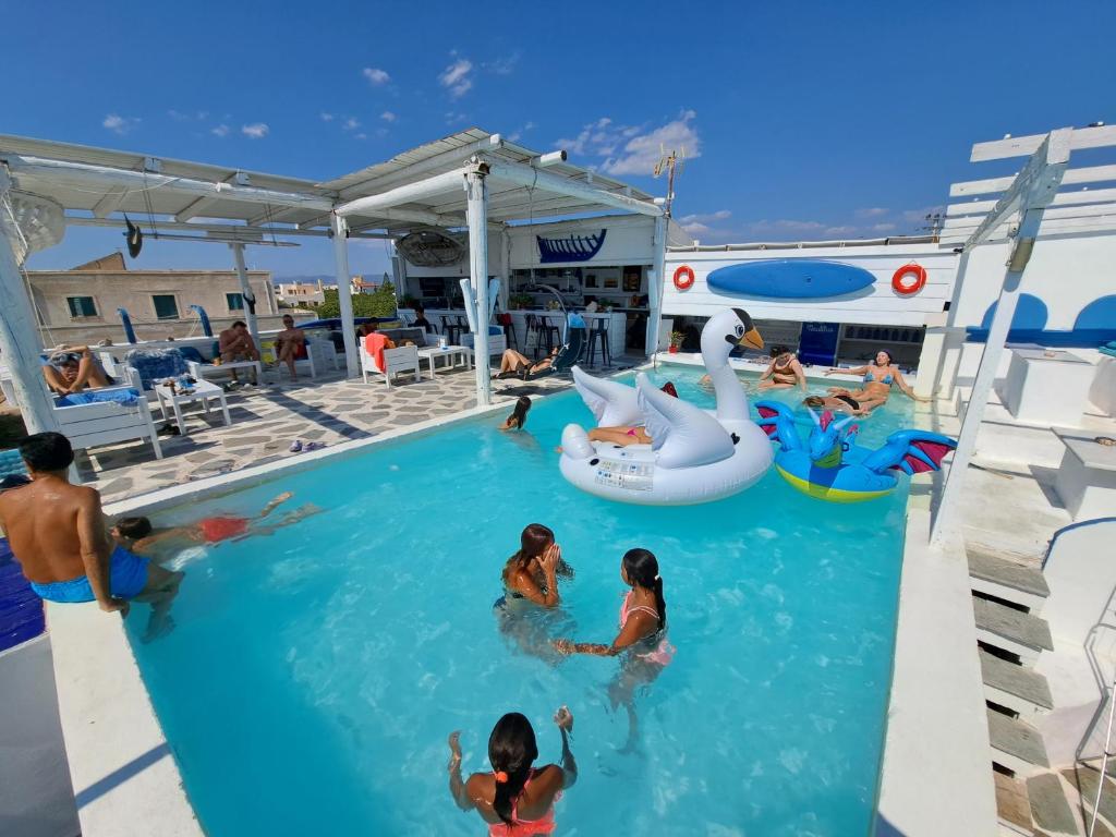爱琴娜岛Naval Hotel Aegina的一群人在度假村的游泳池里