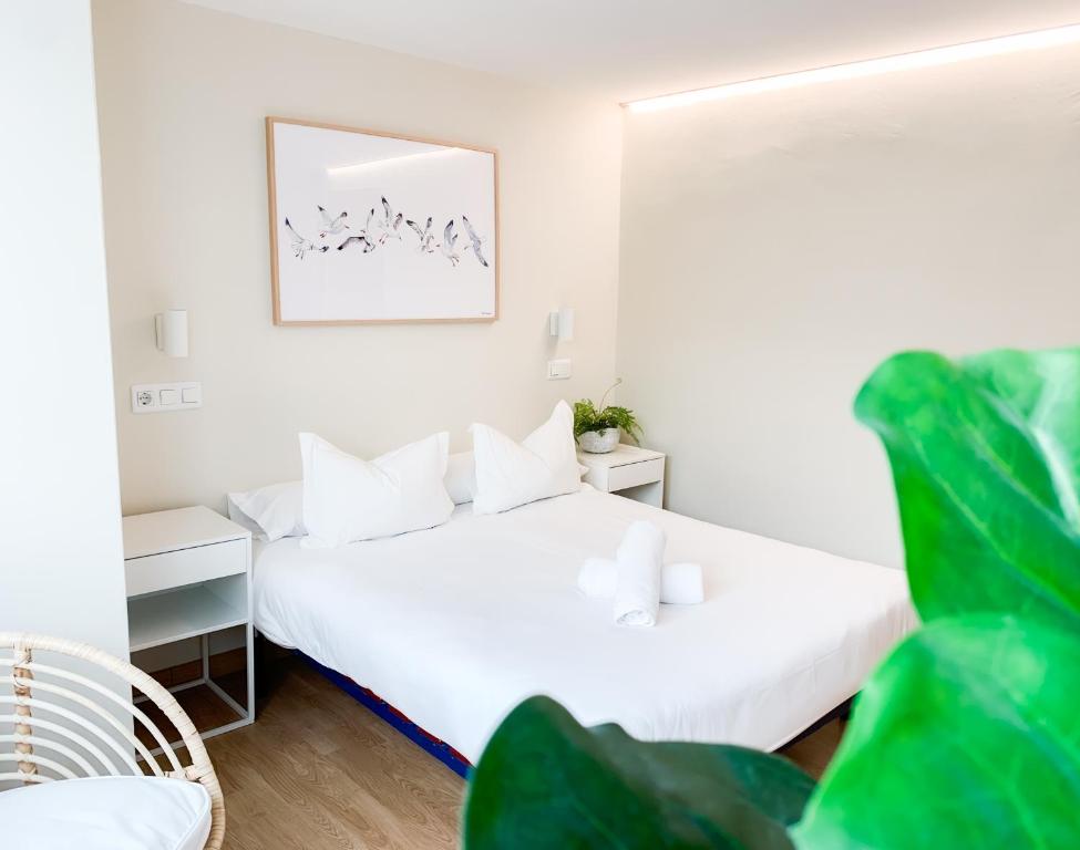 维戈塞尔塔酒店的一间卧室配有两张床和镜子