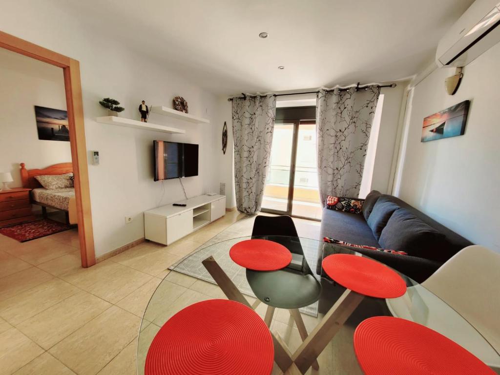 罗列特海岸Apartament Lloret de Mar with terrace的客厅配有沙发和桌椅