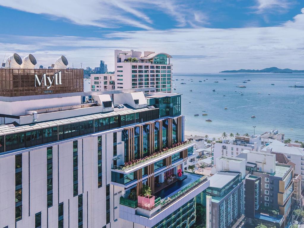 芭堤雅市中心Mytt Hotel Pattaya - SHA Extra Plus的城市的空中海景