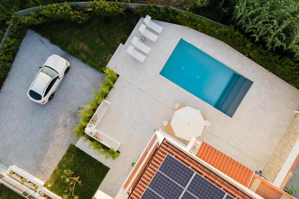 圣尼科拉阿尔切拉Dimora Manfredo Eco B&B Luxury的游泳池旁停车场的空中景致