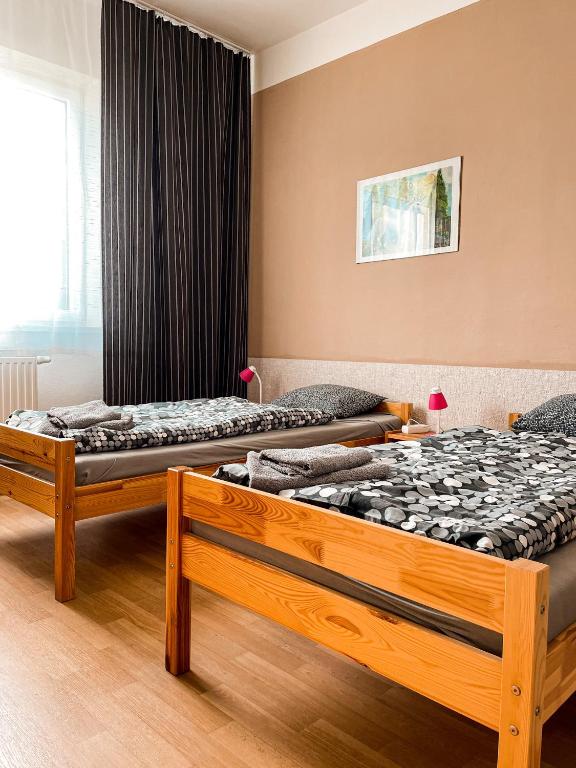 LošticeJP ubytování Loštice的带窗户的客房内设有两张单人床。