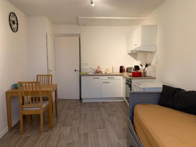 欧赖Escapade dans le Golfe du Morbihan - Studio的小型公寓 - 带厨房、桌子和床
