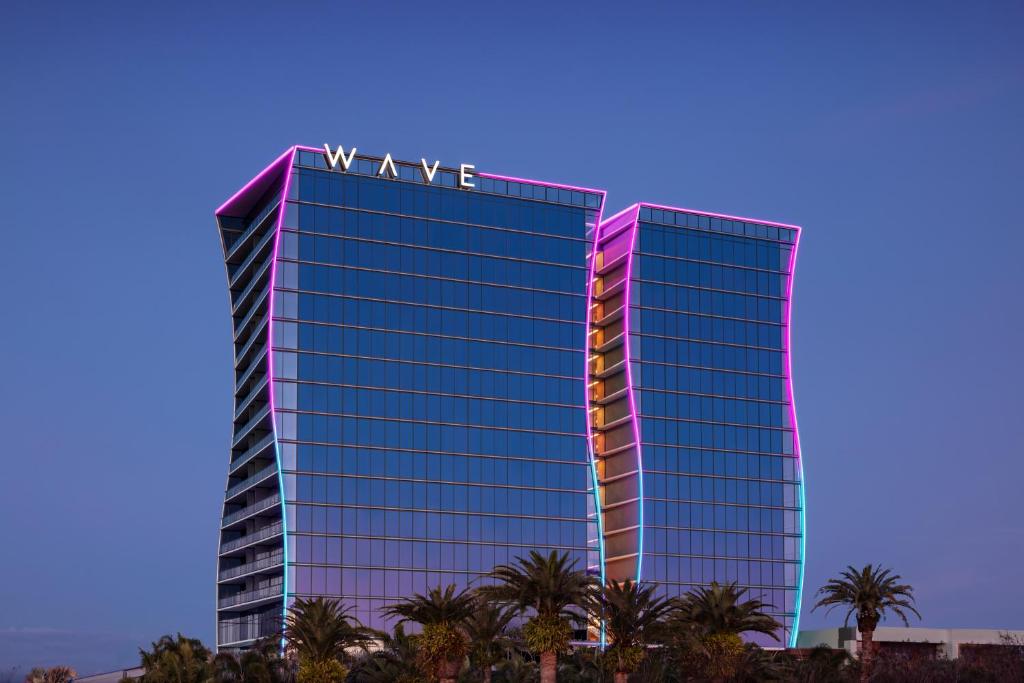 奥兰多Lake Nona Wave Hotel的上面有标志的建筑