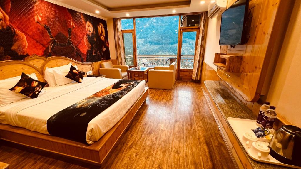 马拉里Smuggler Resort的酒店客房设有一张床和一个大窗户