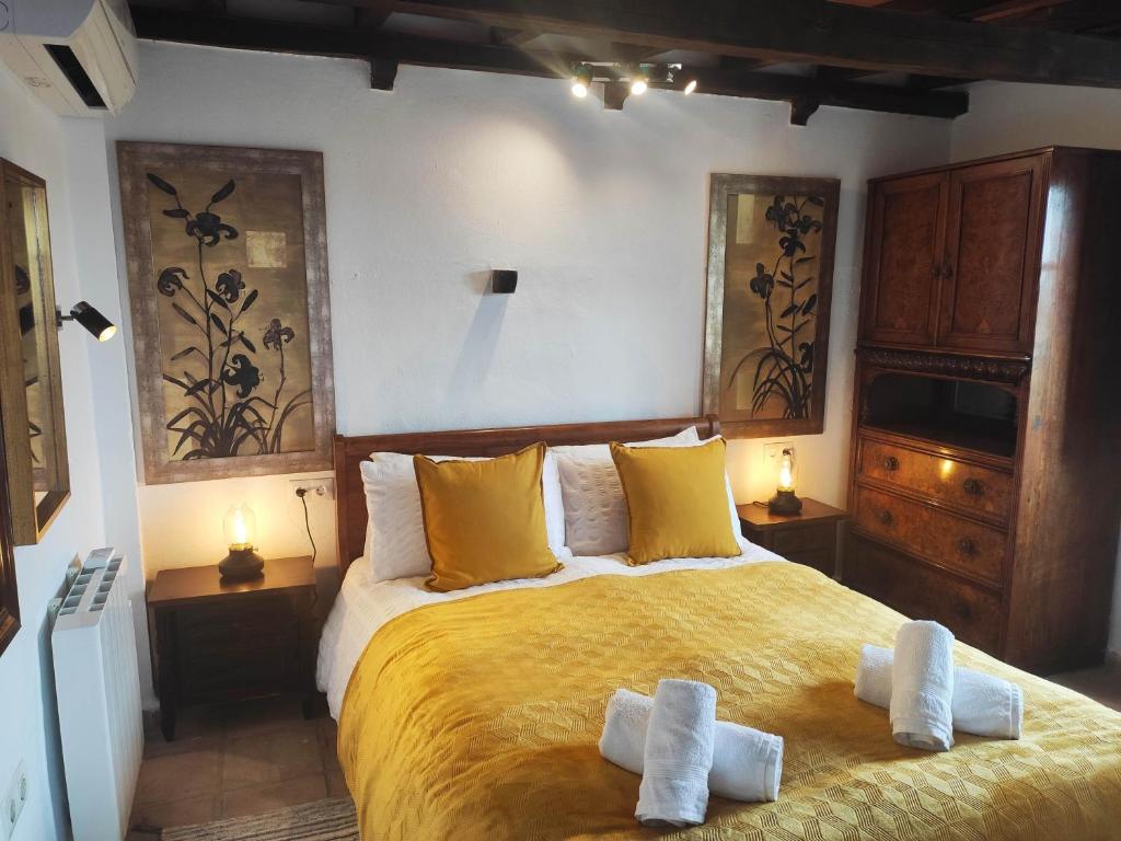 希梅纳德拉夫龙特拉Unique Village House的一间卧室配有一张大床和毛巾