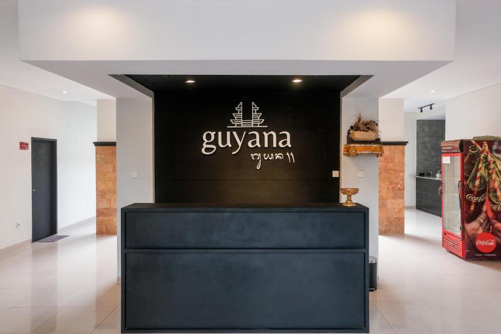 库塔Guyana Hotel的墙上有黑白标志的商店