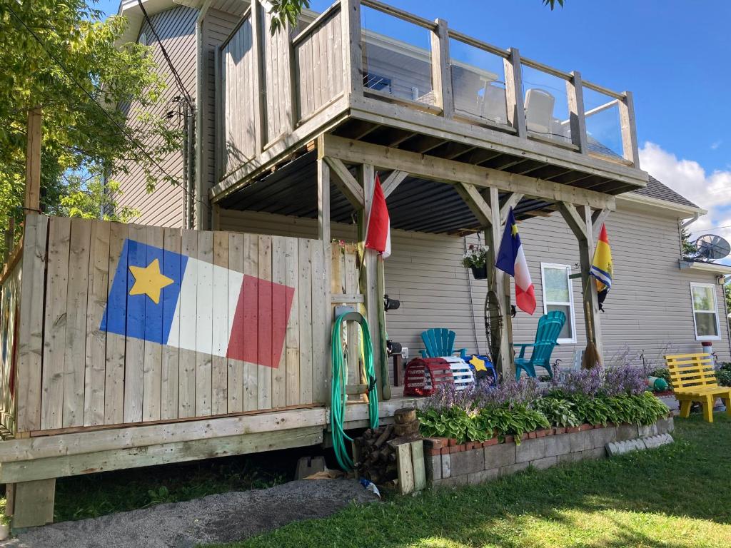 希迪亚克Cottage Jasmine on the Shediac Bay的一座房子,上面有一面旗帜