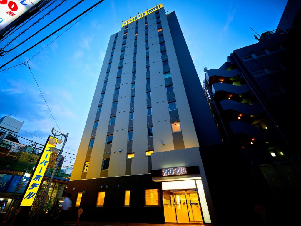 东京新宿歌舞伎町超级酒店的一座高大的建筑,其门在城市里敞开
