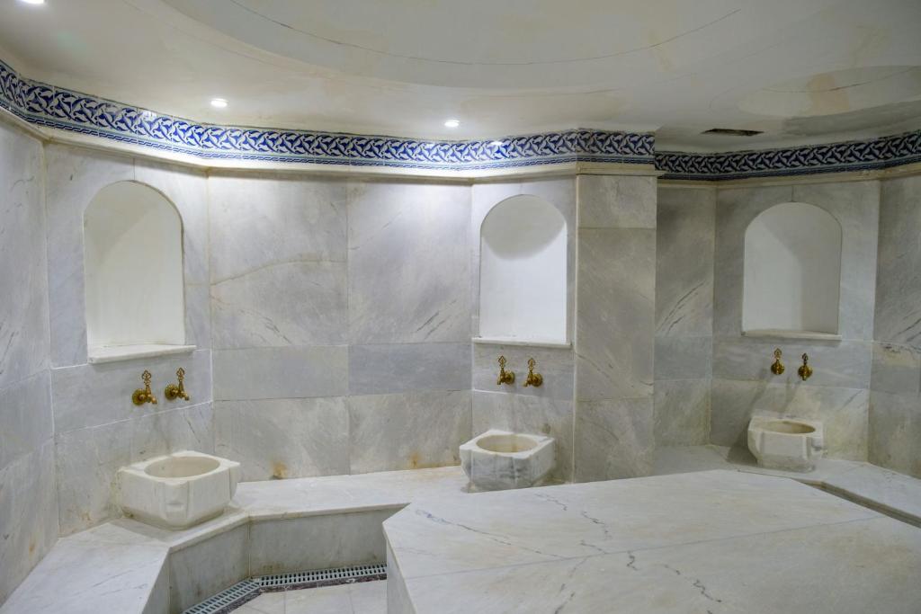 伊兹密尔Mitte Port Hotel Konak Izmir的浴室设有2个水槽和2面镜子