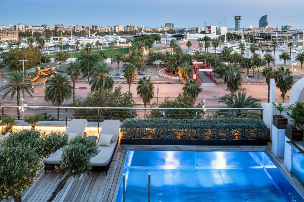 巴塞罗那Serras Barcelona的从酒店阳台可欣赏到游泳池的景色