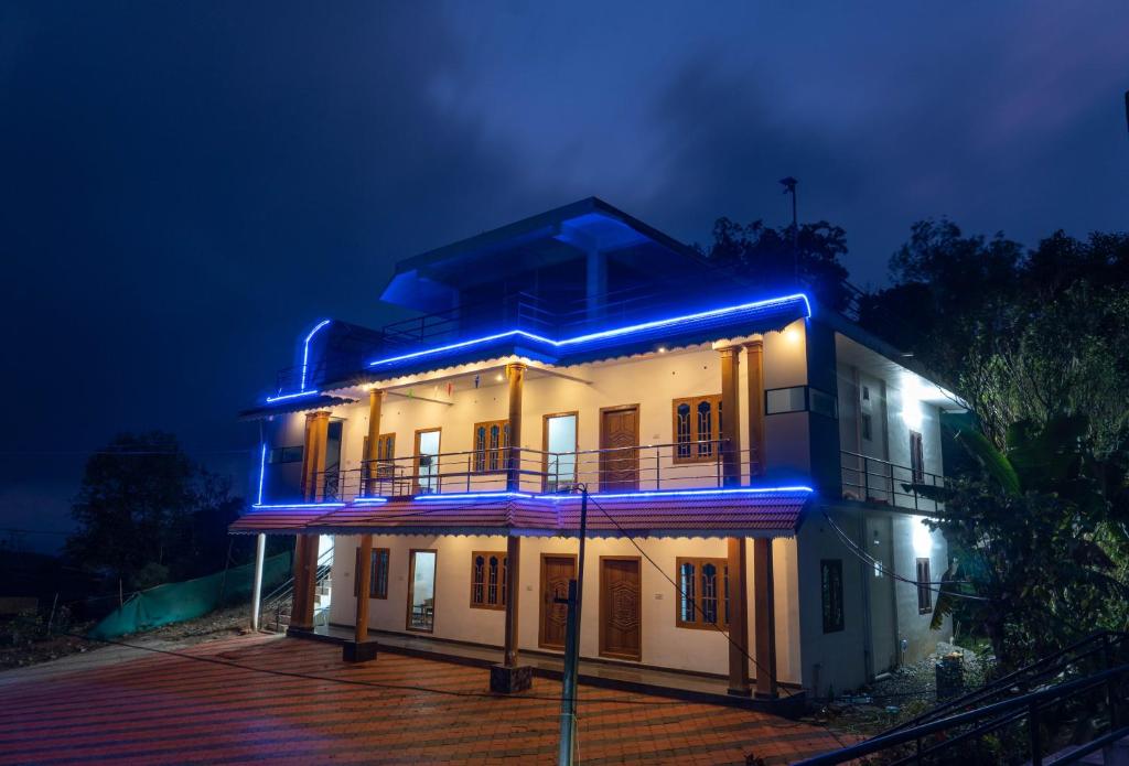 提喀迪Namasthe Thekkady的夜晚有蓝色灯光的房子