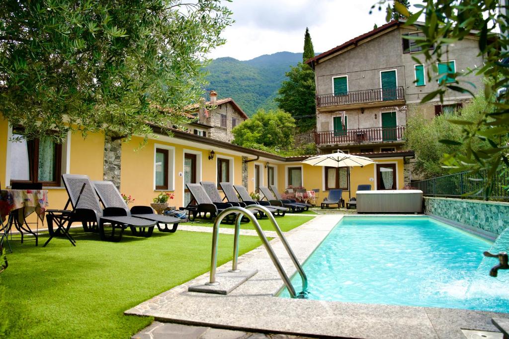 佩尔莱多普特查图II酒店的一座带椅子的庭院和一座建筑中的游泳池