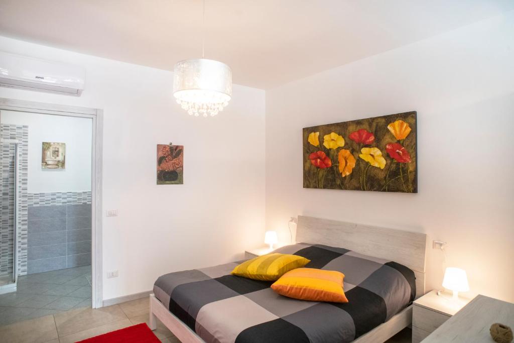 普拉托DiMora RIccaFrida - Luxury Home -的卧室配有一张床,墙上挂有绘画作品