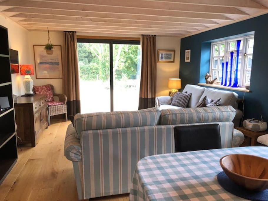 斯托尔河畔希普斯顿Bank Studio - luxury Cotswolds haven for two的客厅配有两张沙发和一张桌子