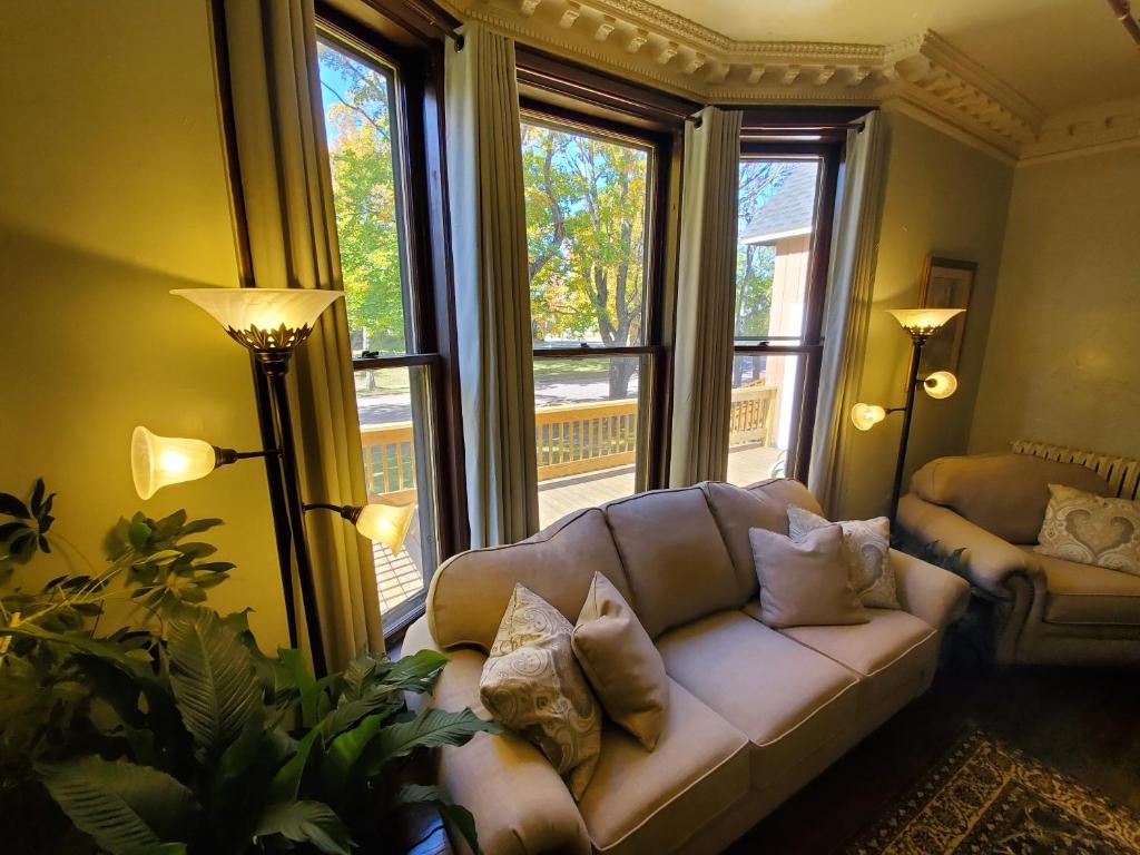 LauriumDaniell Manor的带沙发和2扇窗户的客厅