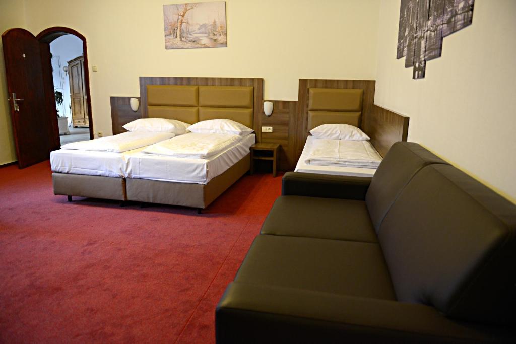 汉堡汉堡-中区ITM21号汽车旅馆的酒店客房,设有两张床和一张沙发
