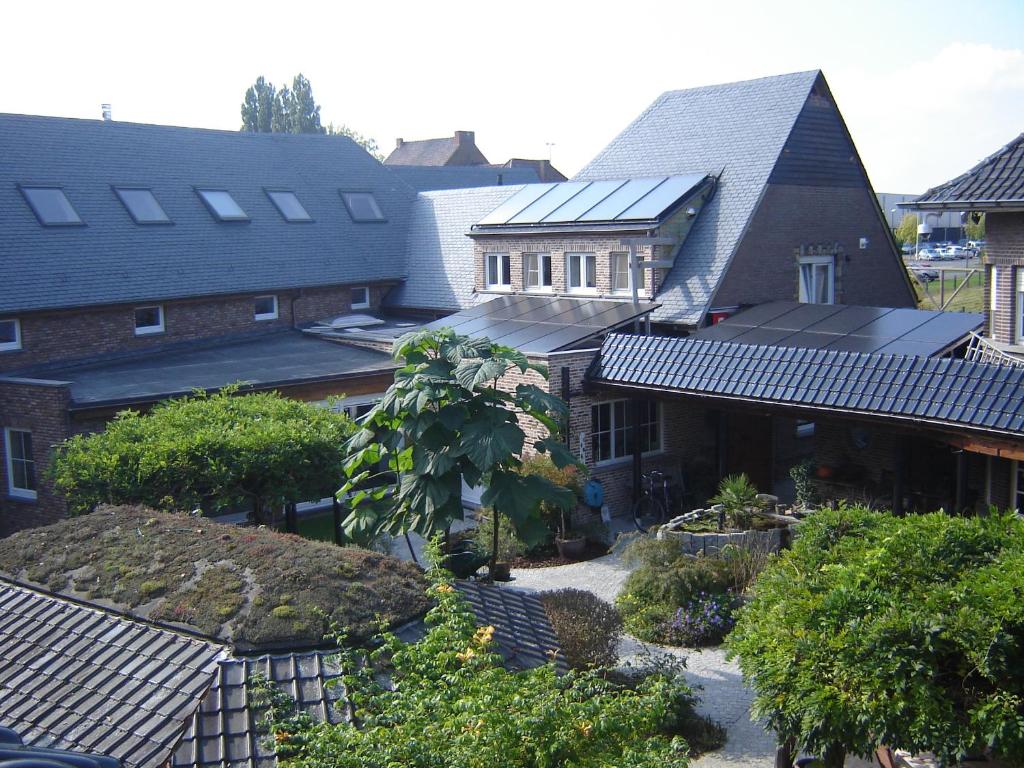 Herne维斯特里亚住宿加早餐旅馆的享有带太阳能电池板的房子的空中景致