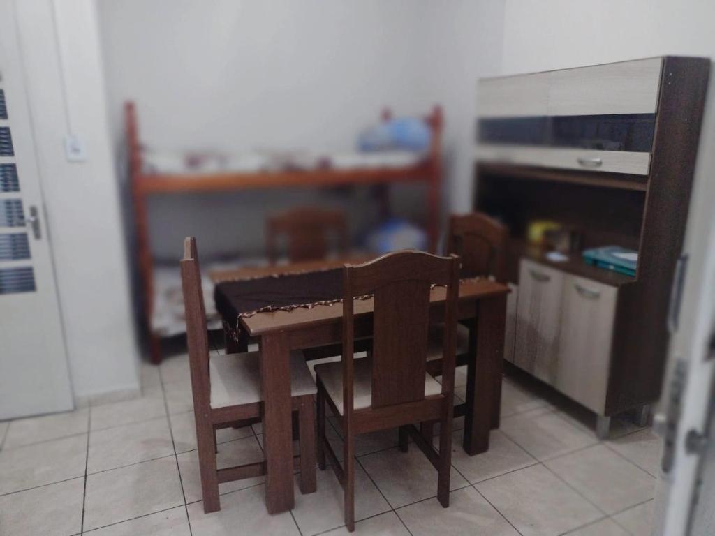 瓜拉廷格塔Apartamento aconchegante的玩具厨房配有桌椅
