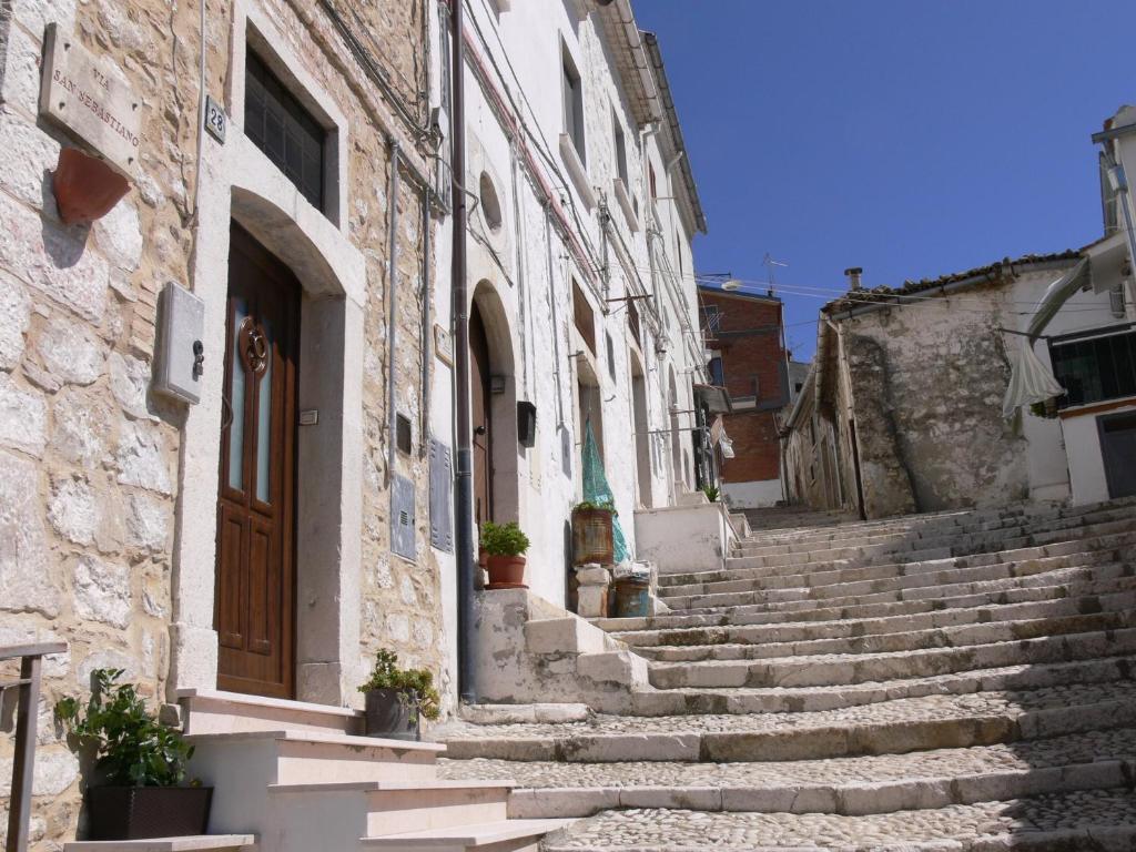 Bovino苏拉罗西亚旅馆的老建筑中一条带楼梯的小巷