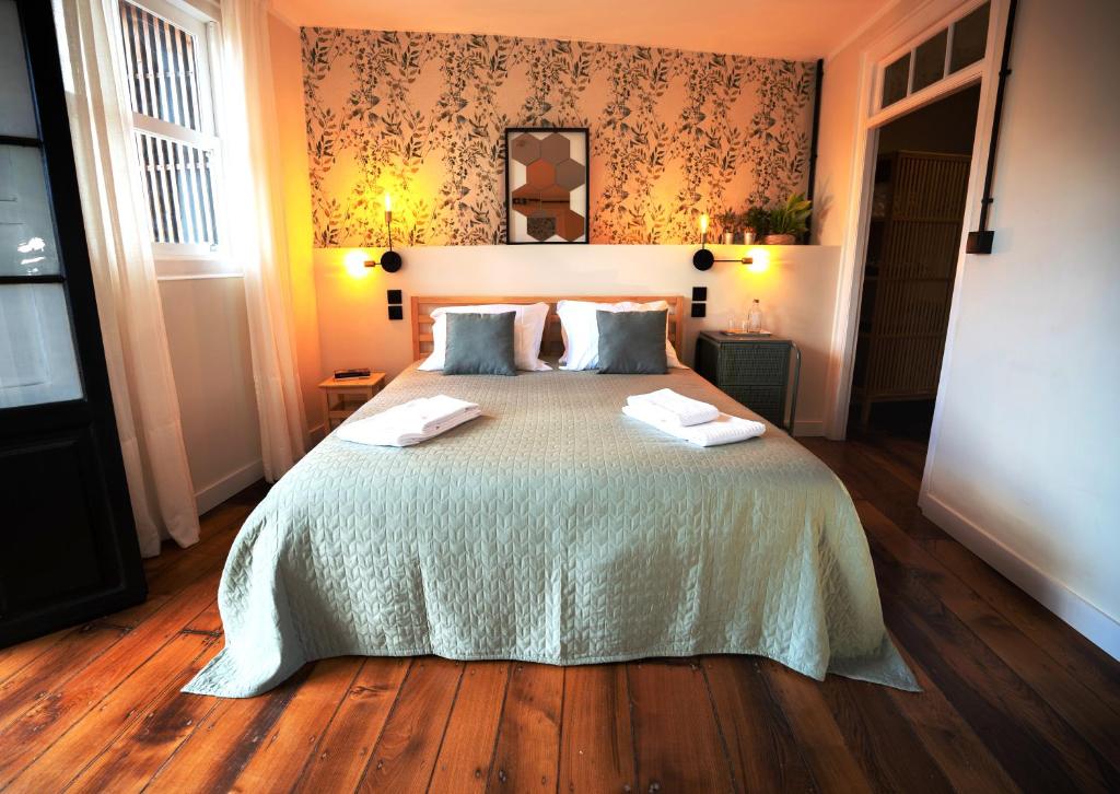 布拉干萨Inn Door 21 - Hostel & Suite的一间卧室配有一张床,上面有两条毛巾