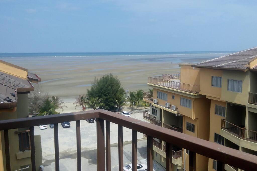 万津Gold Coast Morib Seaview 2 rooms Aircond Apartment的以及享有海滩景致的阳台。