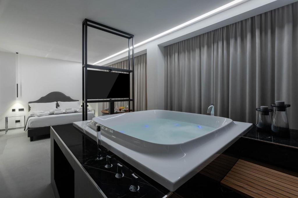 巴勒莫Suite Palermo Apartment的卧室内带大浴缸的浴室