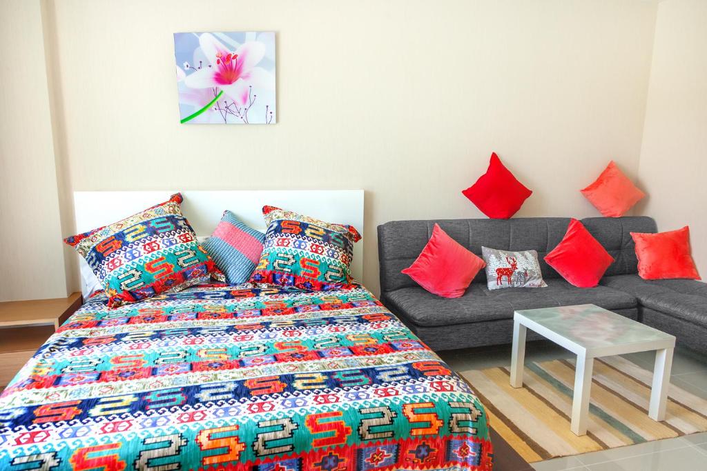 奈通海滩Nai Thon Condo Unit的客厅配有床和沙发