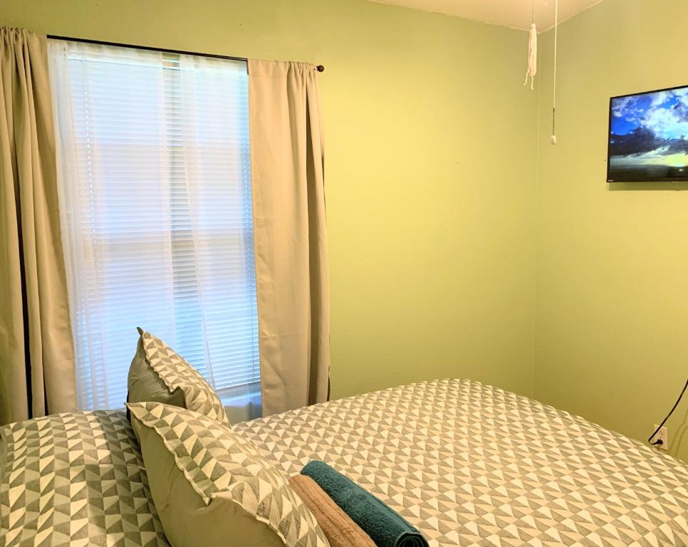 赫米特Harvest moon room with TV near Wine Country的一间卧室设有一张床和一个窗口