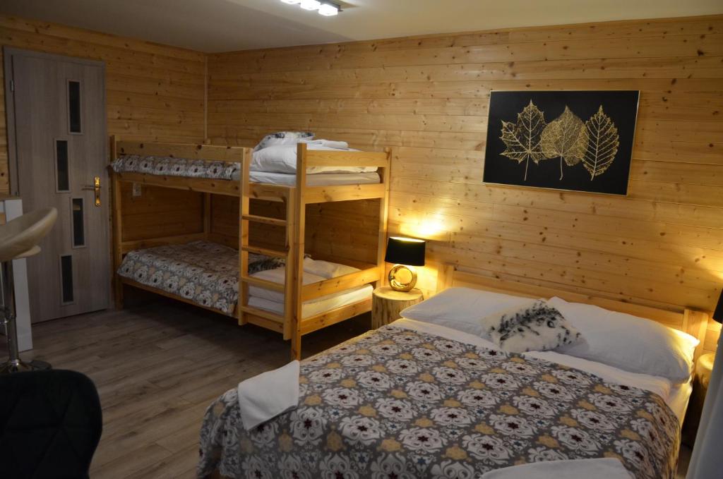 班斯卡-比斯特里察Horská Chata Suchý vrch的一间卧室配有两张床和一张双层床。