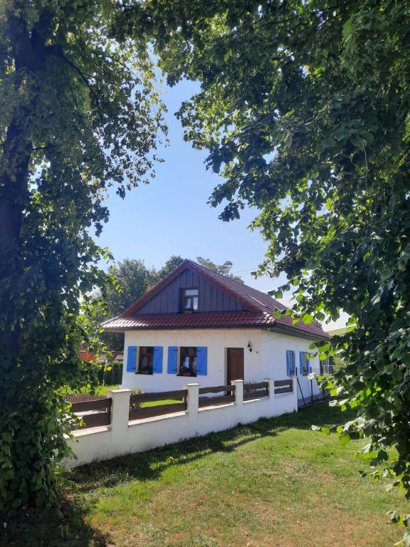 里托斯基挪威克Apartmány Máša的白色的房子,有红色的屋顶和栅栏