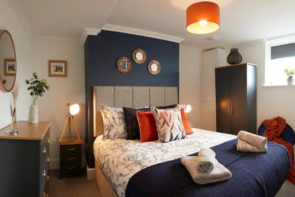 斯卡伯勒BAY VIEW Amazing SEA VIEWS!!! Yorkshire Coast Holiday Lets的一间卧室配有一张大床和毛巾