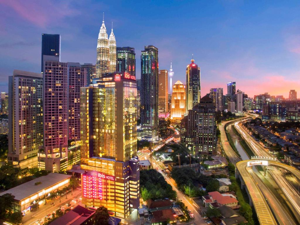 吉隆坡宜必思吉隆坡市中心酒店 的城市天际线,夜晚有许多高楼