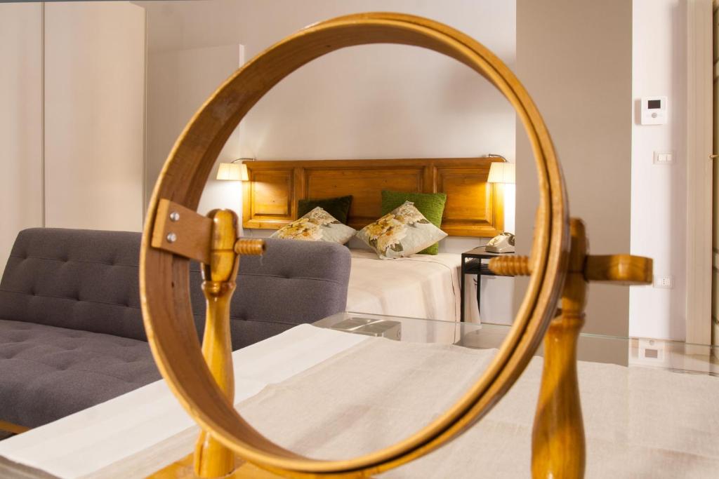 科拉托Amore Se Luxury Apartment的一张床铺和一张沙发的镜子