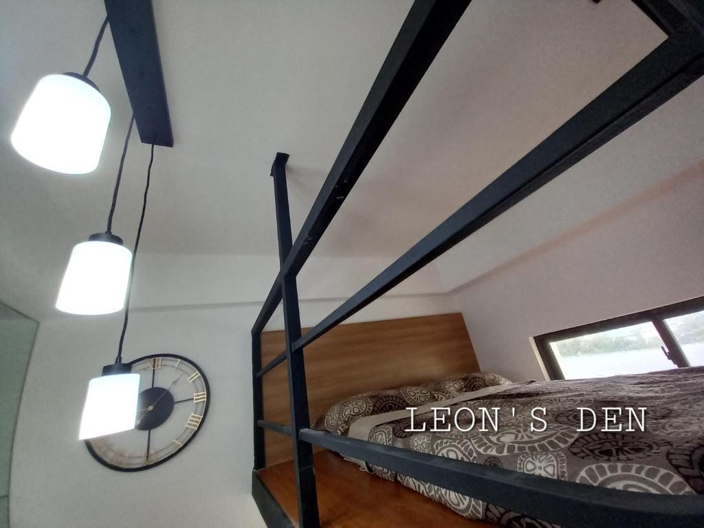 碧瑶Leon's Den的一间卧室配有双层床和2盏灯。