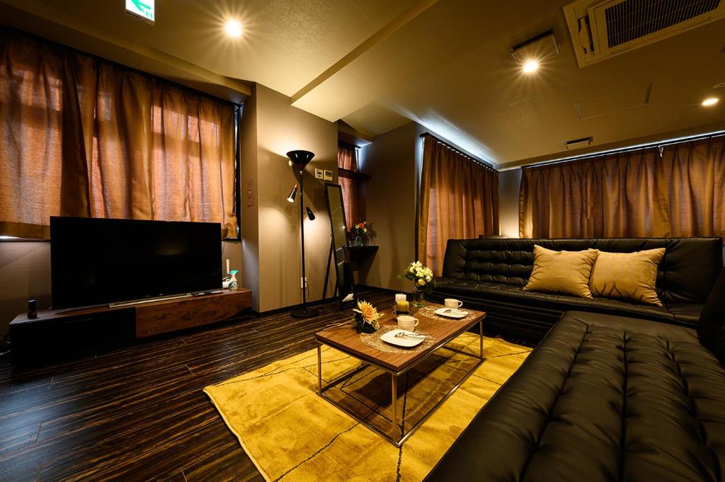 Kita-rokujōMJステイズ的带沙发和电视的客厅