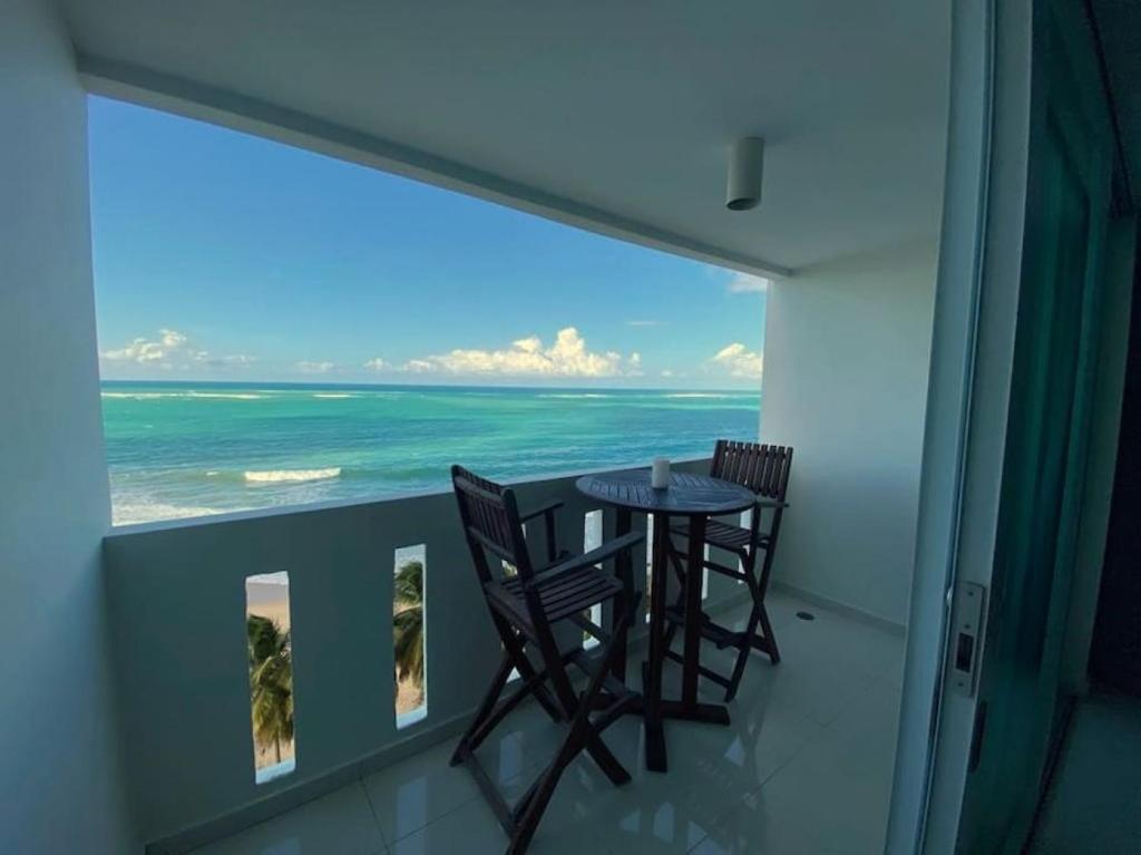 圣胡安KASA Terrace Studio Breathtaking Ocean Views的一个带桌椅的海景阳台
