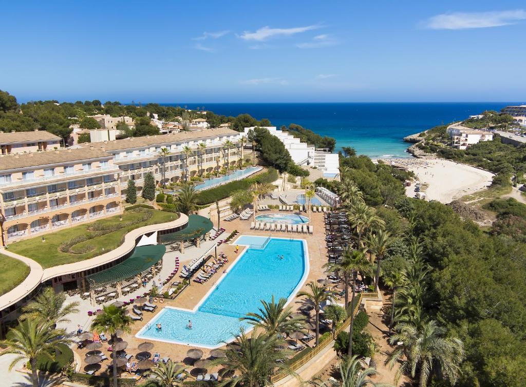 Cala MendiaInsotel Cala Mandia Resort的享有度假胜地的空中景致,设有游泳池和海滩