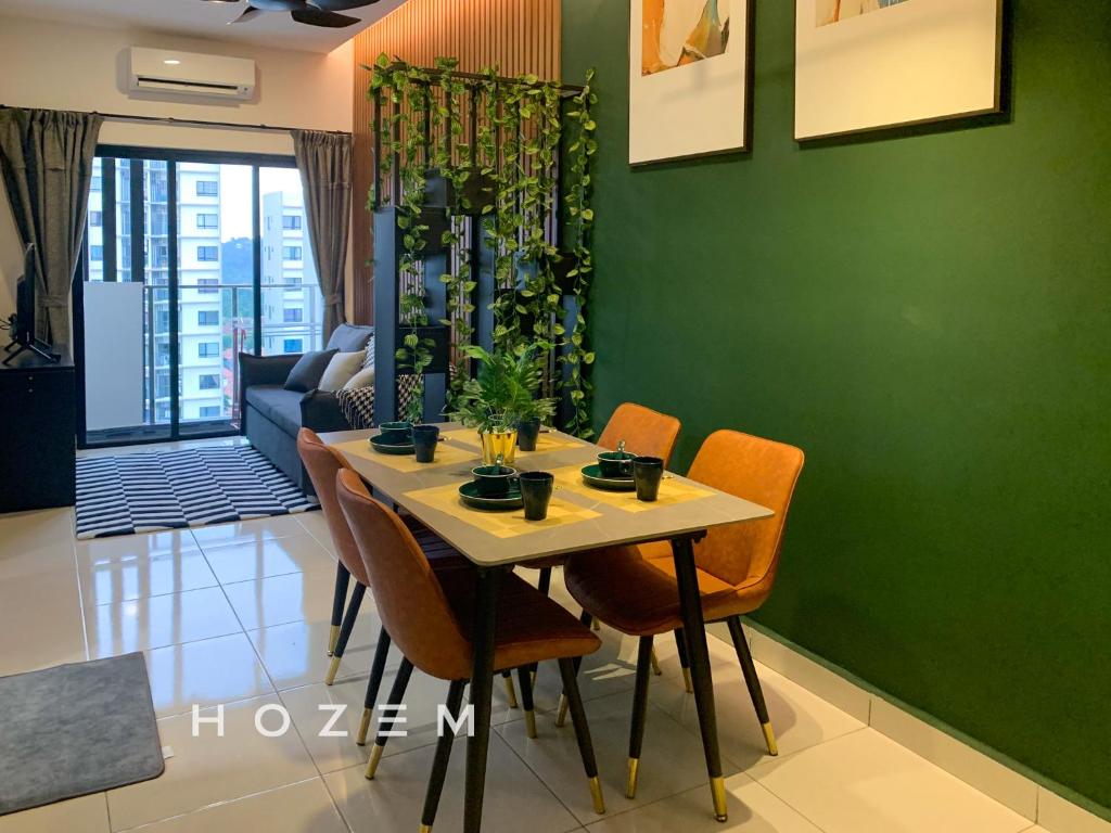 吉隆坡Green Style 2BR/4PX Near Desk Park & Mont Kiara的餐桌、椅子和绿色墙壁