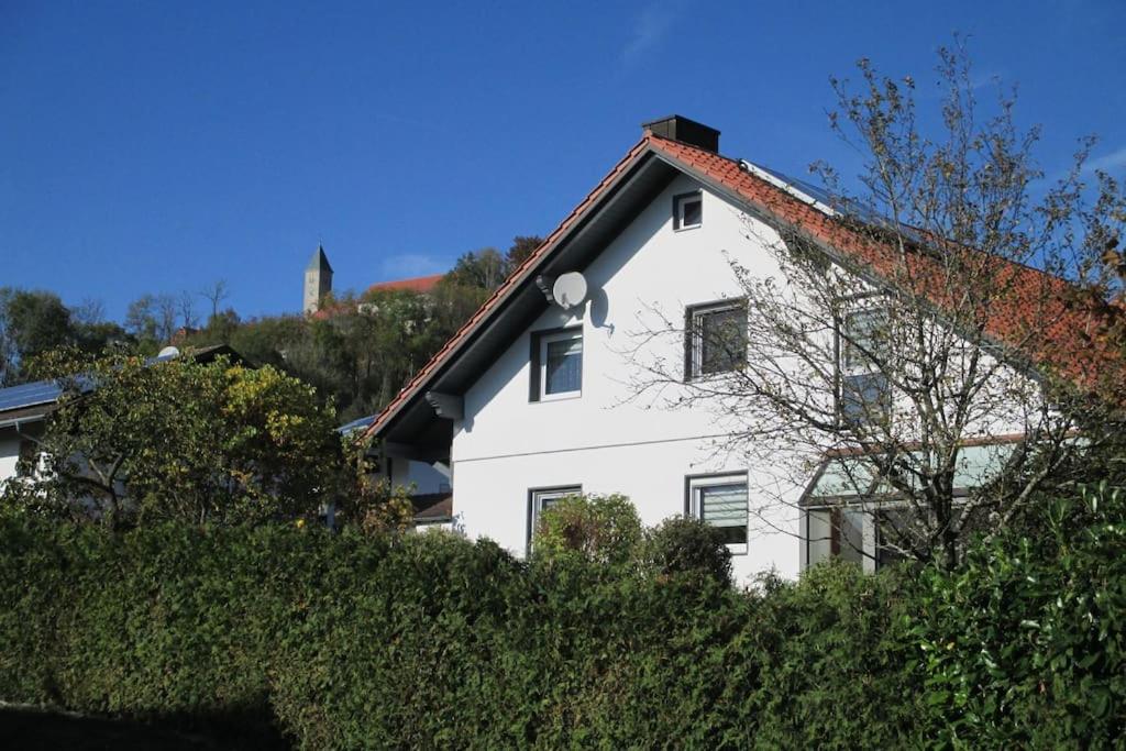 JandelsbrunnFerienwohnung Anita的白色房子,有红色屋顶