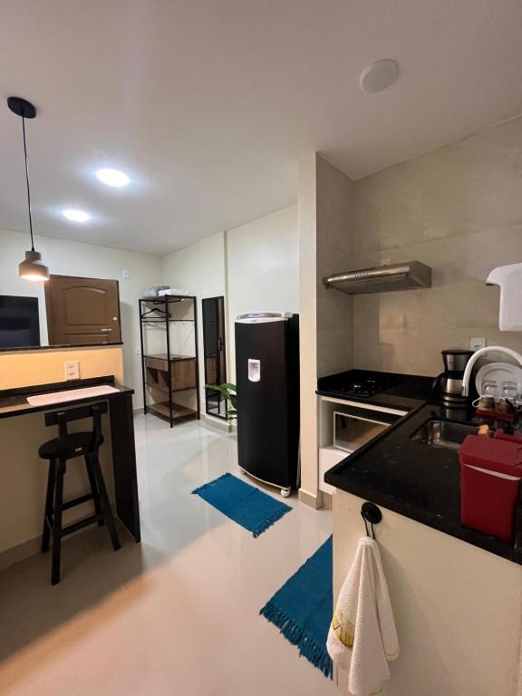 里约热内卢Loft 215 da Lapa, Rio de Janeiro的厨房配有黑色冰箱和台面