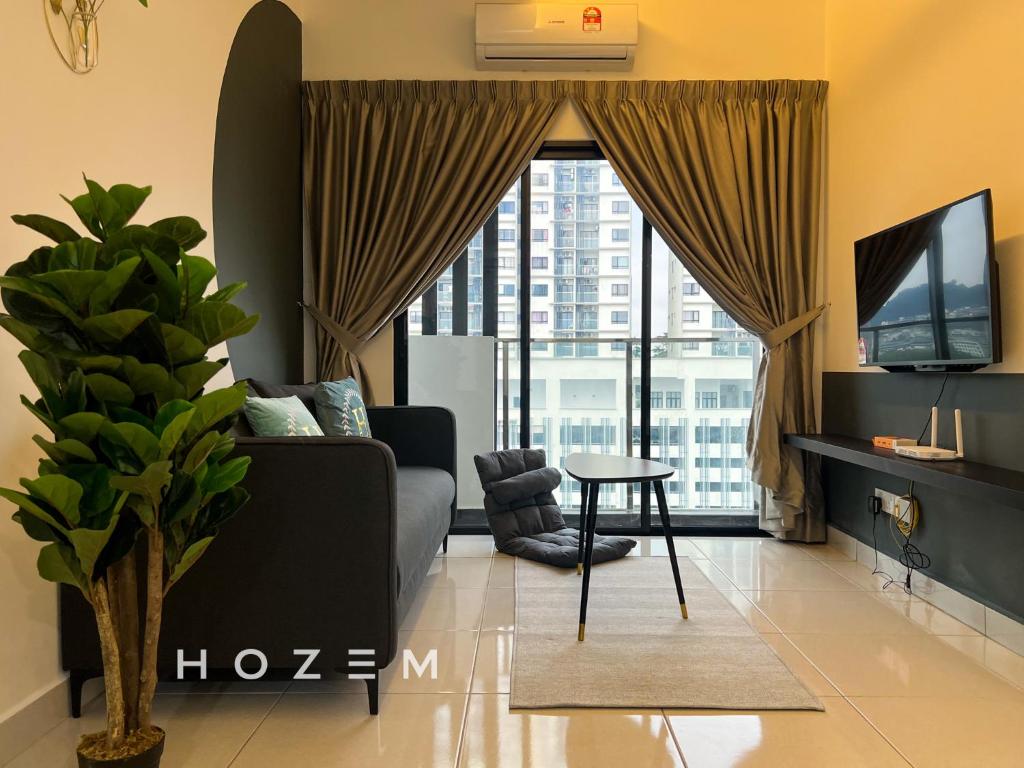 吉隆坡Modern Style 3BR/7PX Near Desa Park & Mont Kiara的带沙发和大窗户的客厅