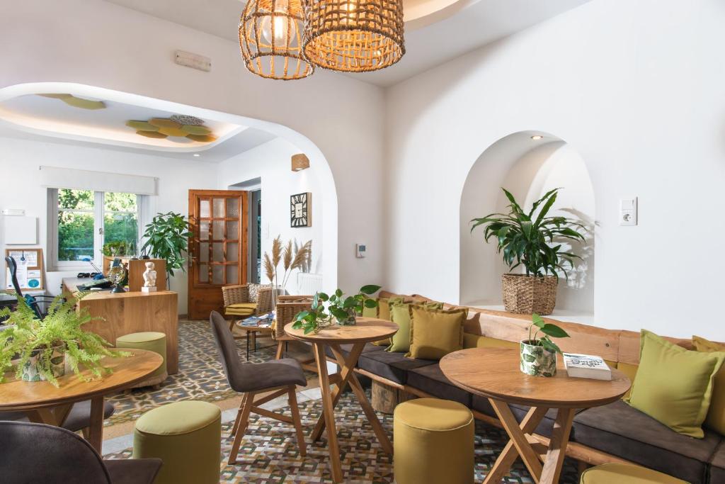 阿达玛斯Semiramis Guesthouse的餐厅设有桌椅和沙发。